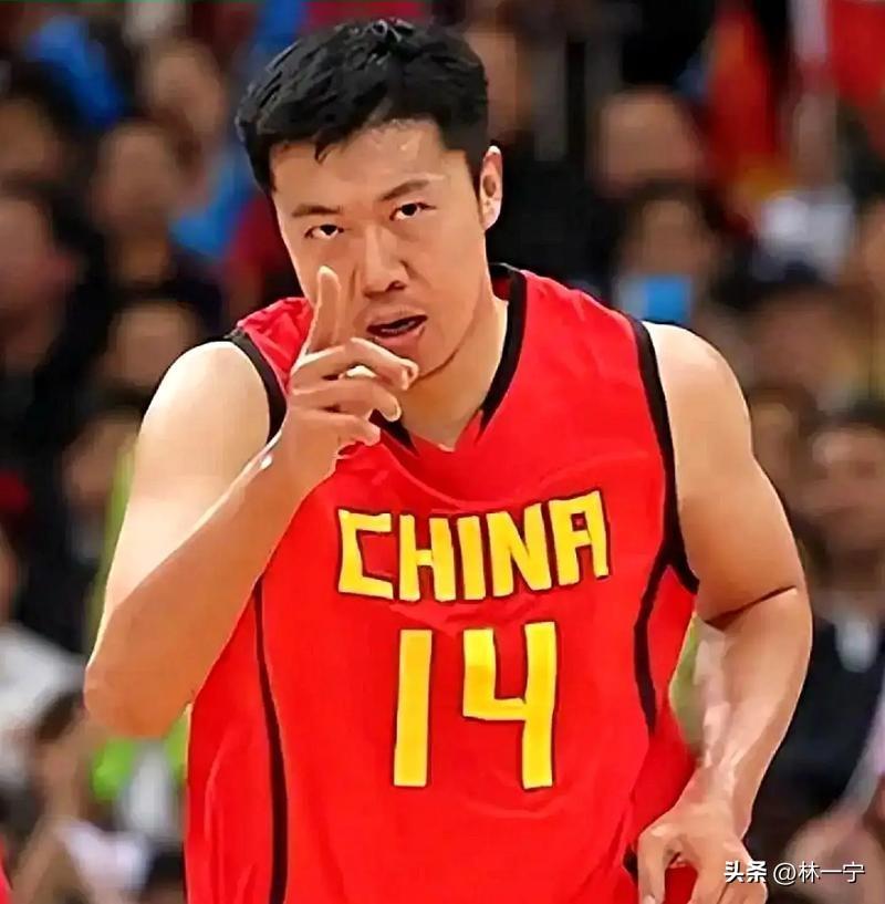 大郅的技术真没话说，梦幻脚步、外线三分、策应传球，放现在小球时代，那就是极品空间