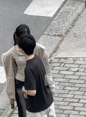 穿黑衣服的到底是男生还是女生，我怎么看不出来。