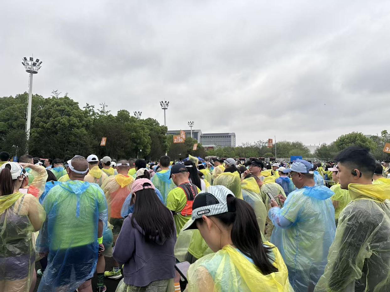 我的今日状态：😁轻松愉快
我这里的天气：☀️小雨，为了热爱，在小雨中奔跑