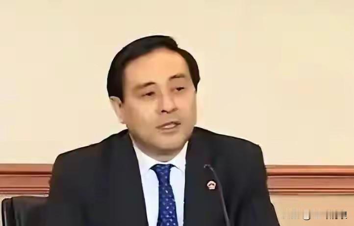 广东贪官林崇中被判刑10年，没蹲一天监狱，反倒开着宝马到处跑，在KTV里与情人幽