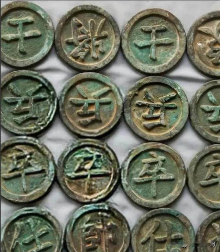 “给我三亿，我就上交！”一个农民在自己的宅基地里，挖出一副象棋，一共有32枚棋子