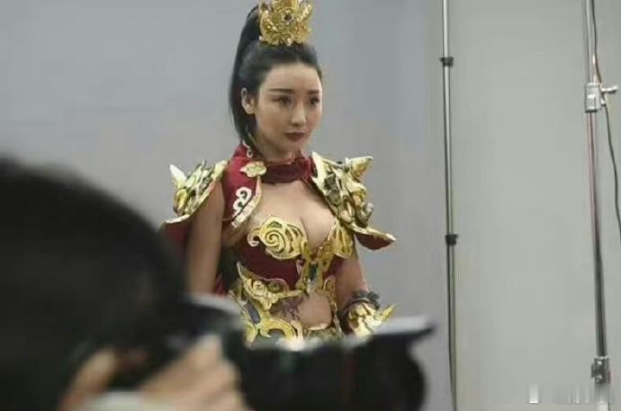 柳岩演的哪吒角色，导演怎么想的，哪吒不是男的吗？这身材真的不适合啊  