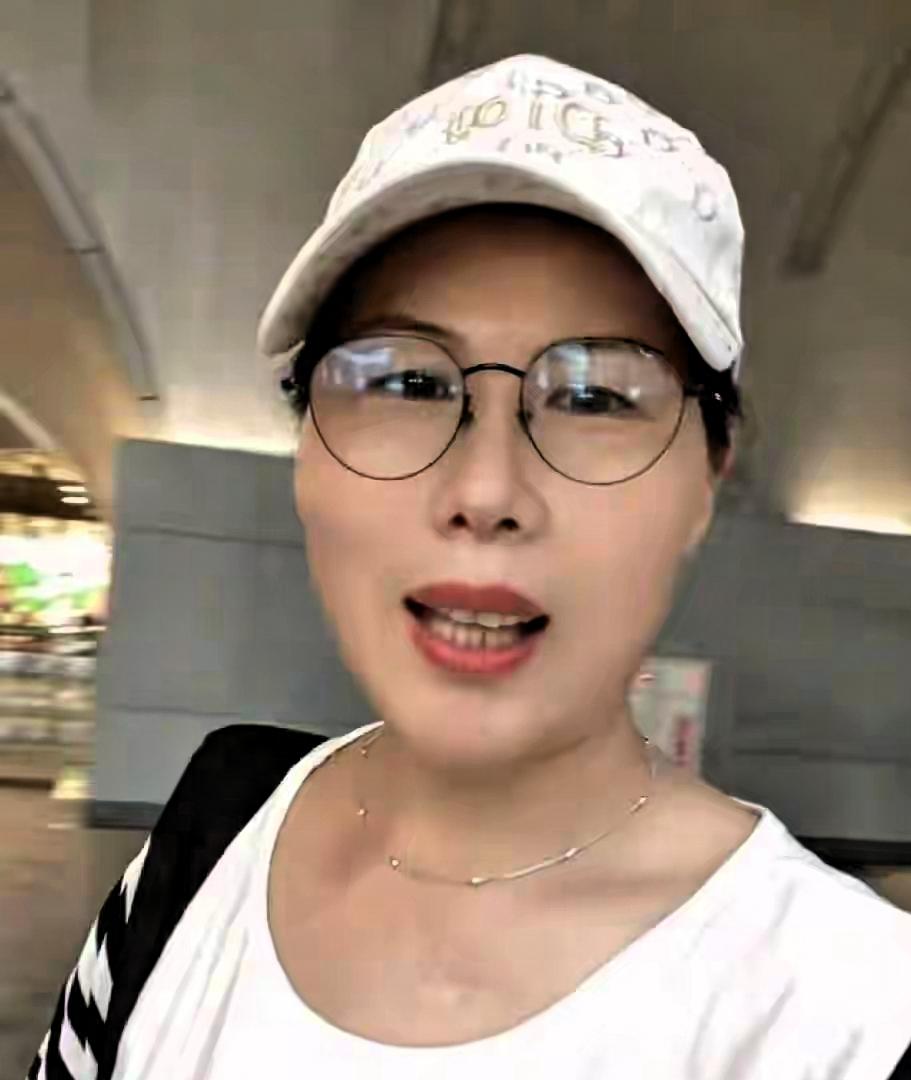 照顾玥儿、箖箖姐弟多年的小杨阿姨，常年独自留守台北照料孩子，长久和老家亲人分隔两