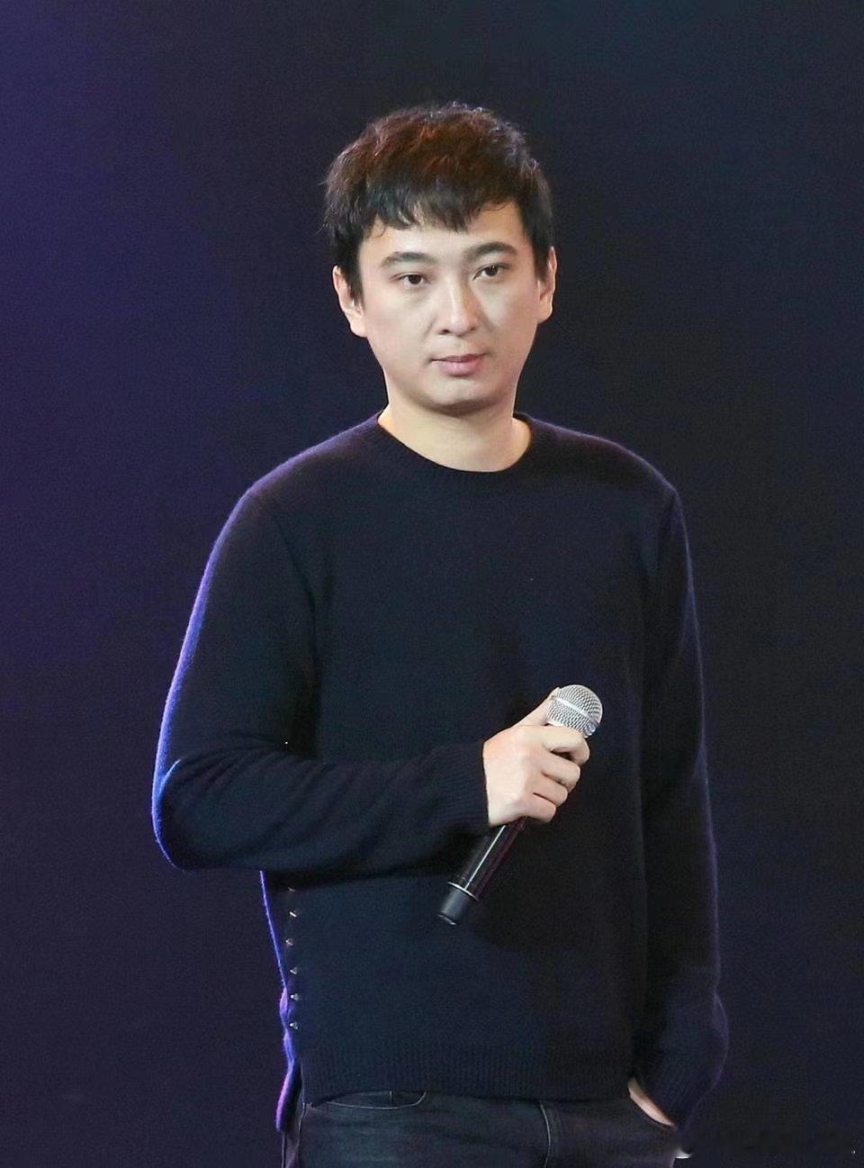 #网友伦敦街头偶遇王思聪##网友和王思聪穿同款鞋子#能和王思聪同款鞋子已经很不错