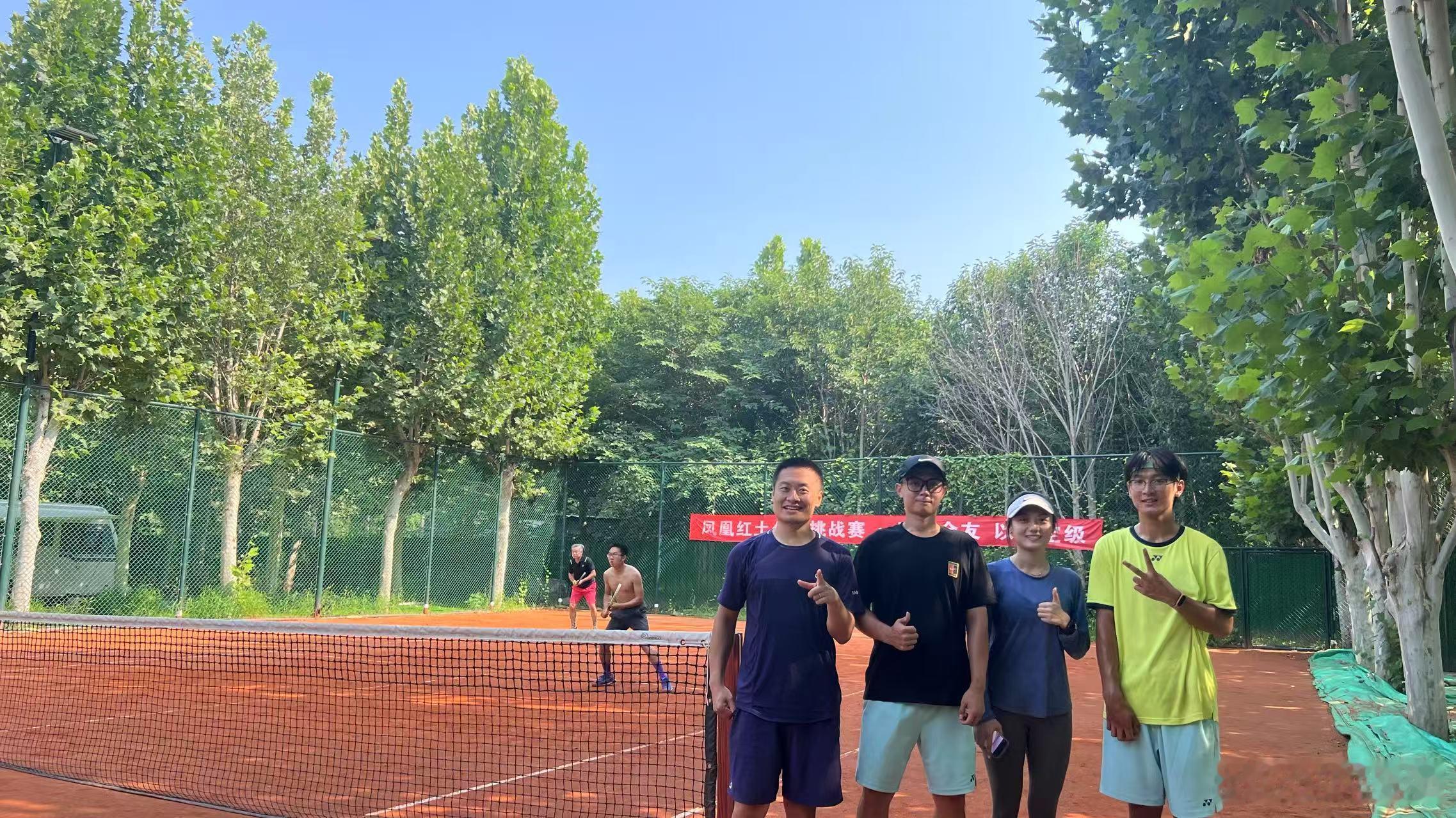 经体能师和理疗师允许，今天开始恢复正常每日一练。在凤凰红土俱乐部跟人大校队几位同