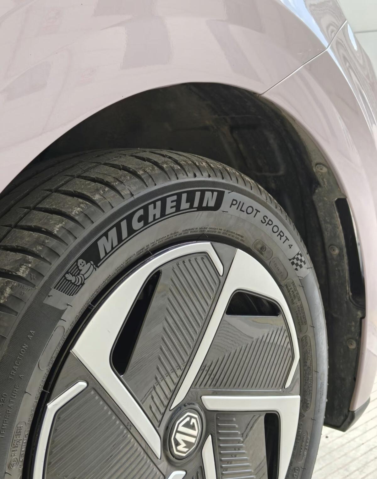 名爵MG4加装米其林轮胎，瞬间高大上。轮胎规格205/55R16，双十一入手四条