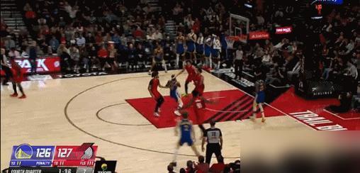 库里12记三分勇士居然还拿不下！
在今天NBA常规赛勇士对阵开拓者的第四节比赛