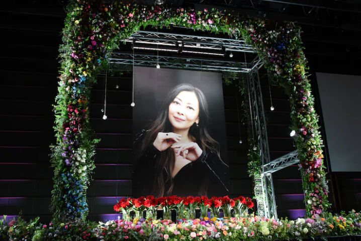 柏原崇参加中山美穗告别式中山美穗告别仪式 《情书》女主中山美穗的告别仪式于4月2