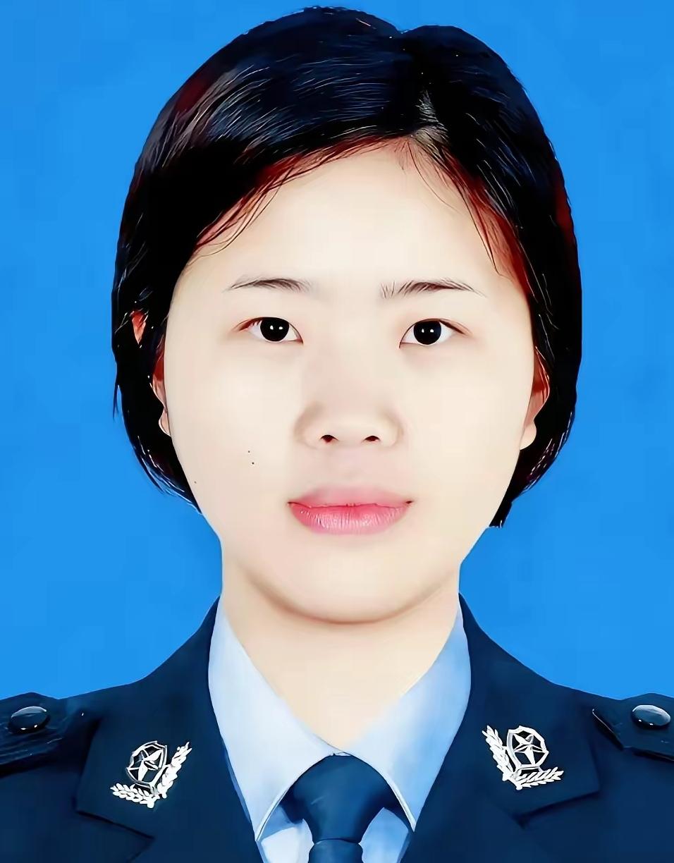 这两天净是些大案子。
看得人心里发沉。
四川沐川这位女所长，
徒手夺刀的事儿。