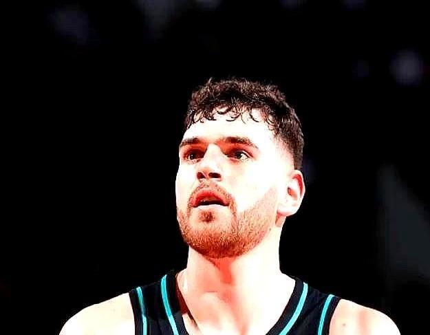 克林根估计要在更衣室发怒了。
本来打出名堂的生涯之夜，教练在最后决胜负的时候把他