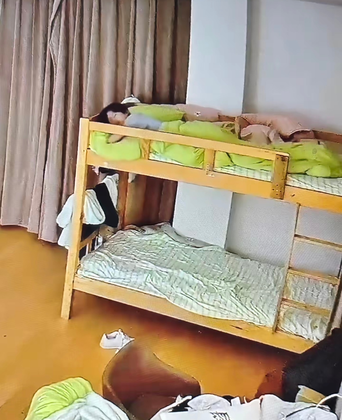 亲爱的东东，请火到让所有人都无法忽视你无法嫉妒你无法讨厌你，请火到每一次活动每一