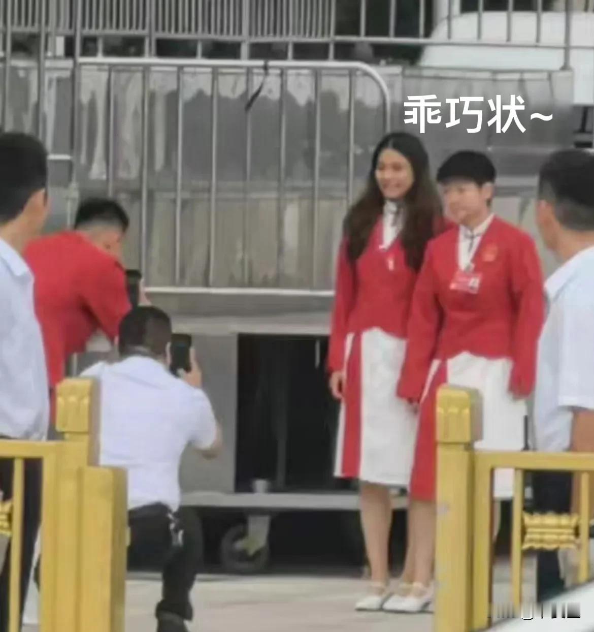 你的乖萌萌莎莎来了！
穿上礼服的莎莎可爱又端庄，在队友堆里就是小小一只，可以感觉