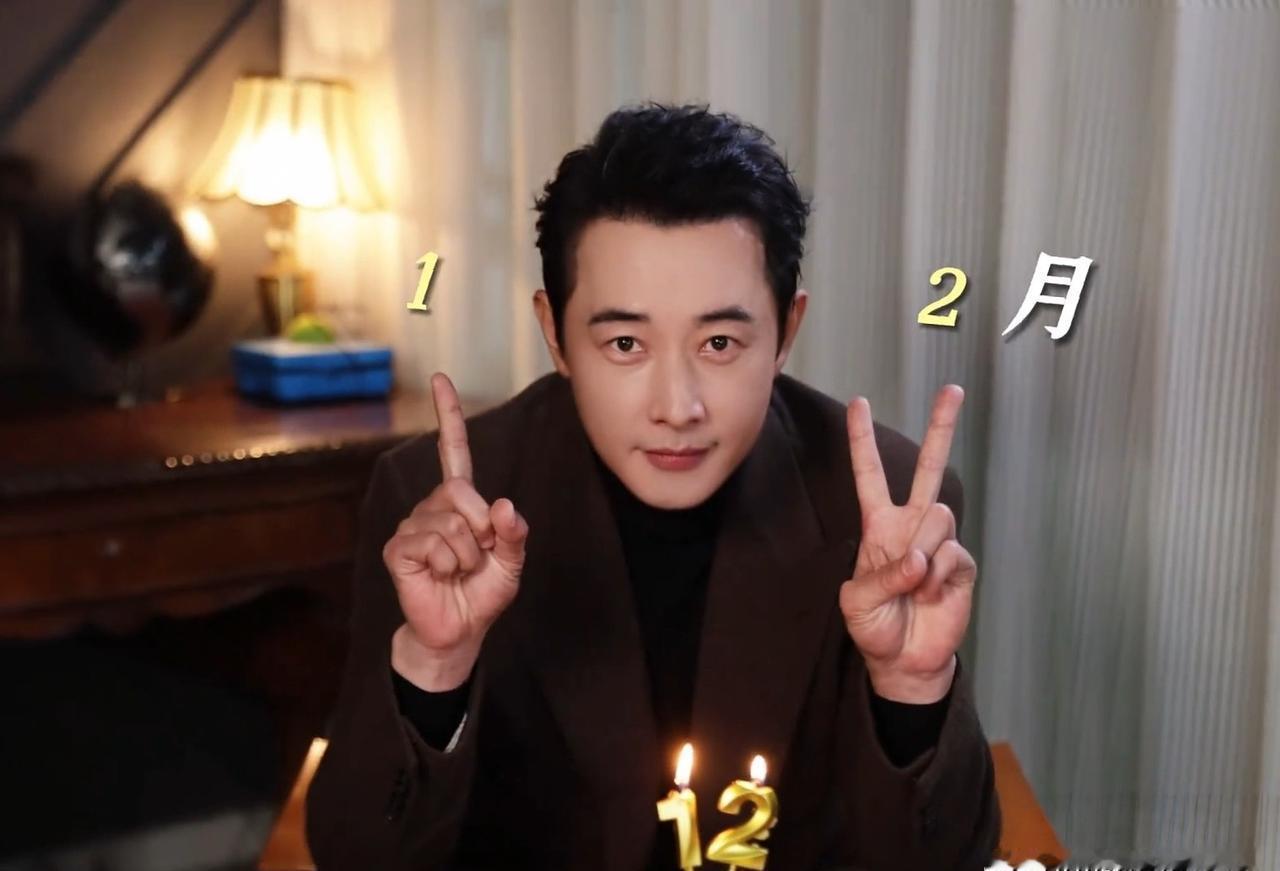 别的演员忙着抢C位，罗晋却在片场蹲着磨道具。
在新剧《时差一万公里》中，这位“戏