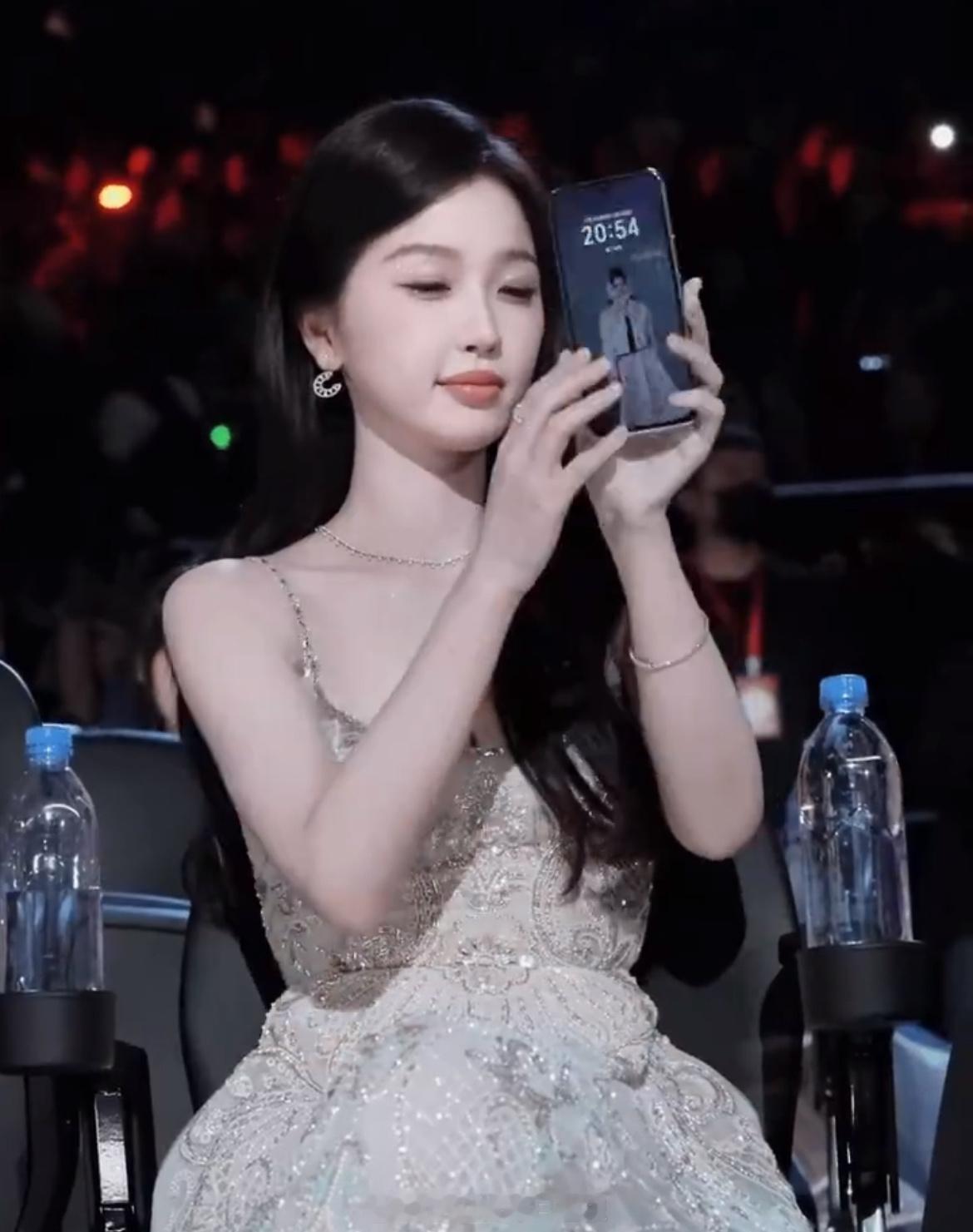 虞书欣的手机壁纸是鞠婧祎！美女的梦幻联动！ 