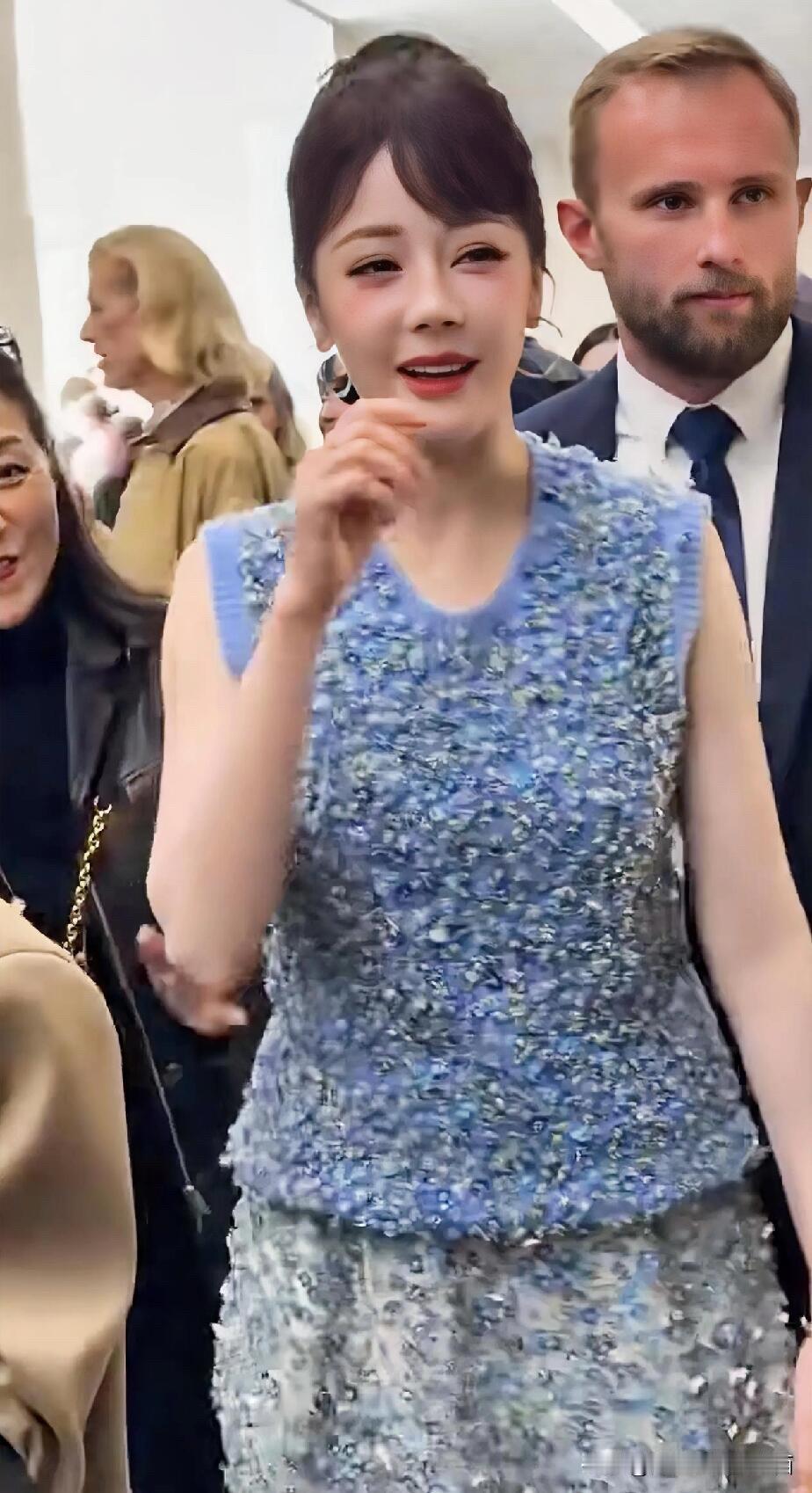 她才33岁这颜值就下滑的这么快，发腮的脸像个大饼子脸，身材也臃肿，大妈即视感。