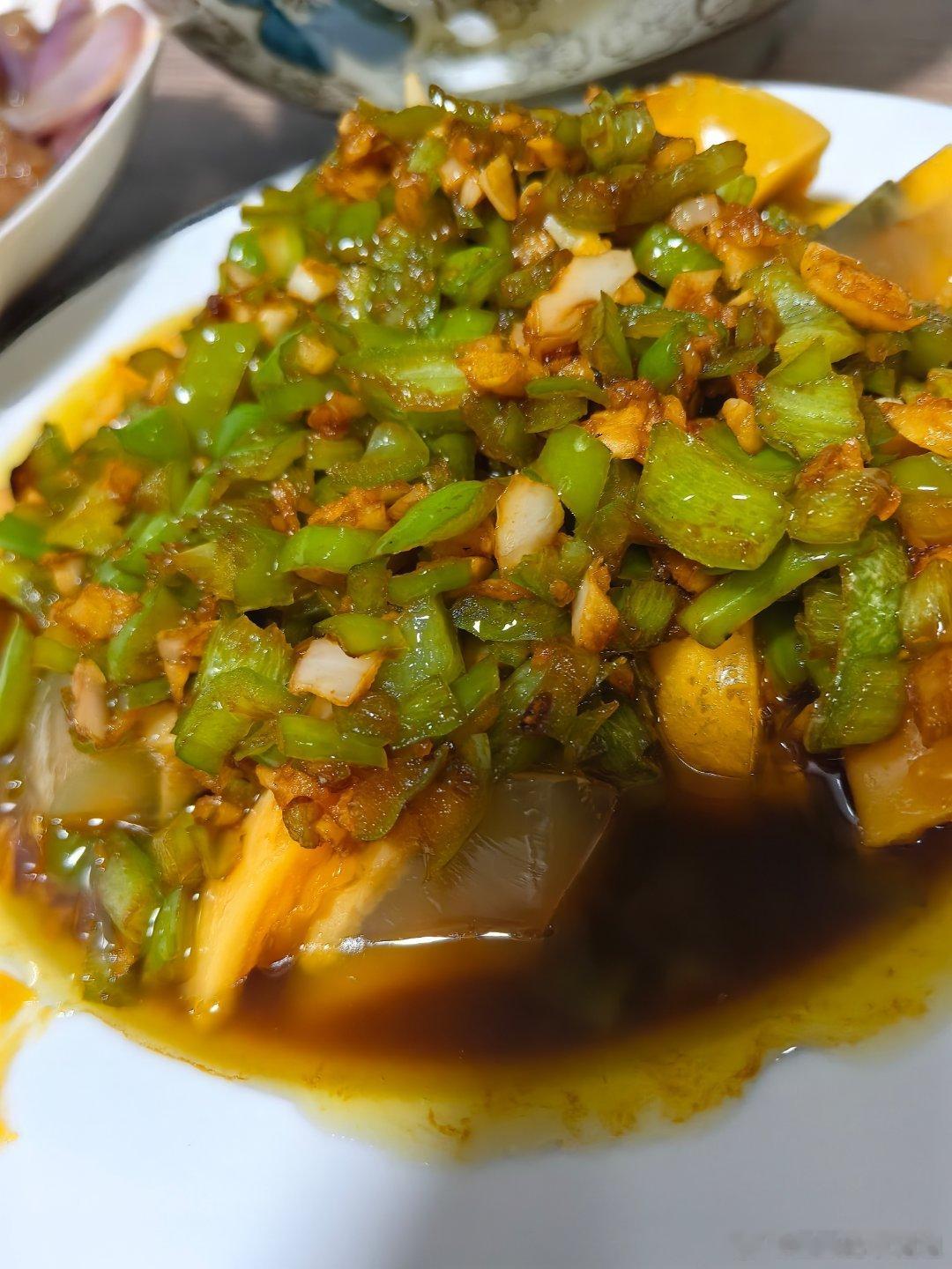 美食博主很久没有好好营业了今天中午给高中生做点好吃的酸萝卜海带鸭掌汤，青椒皮蛋，