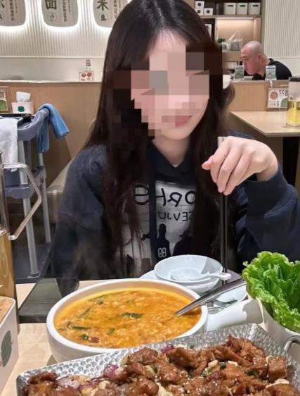 29岁小伙去相亲，吃完饭主动起身把单买了。女方说要AA，不能让小伙吃亏，就转了一