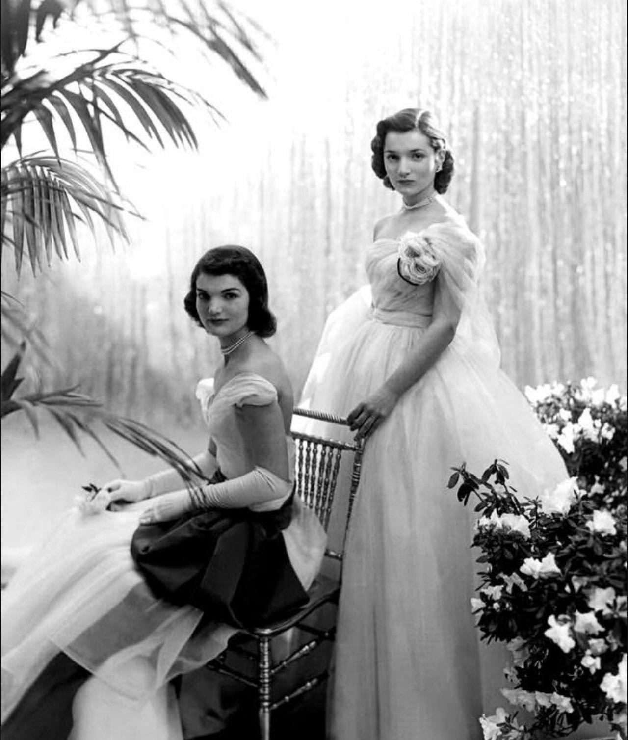 1951年，全世界著名的一对姐妹花！|||1951年，《Vogue》杂志为杰奎琳