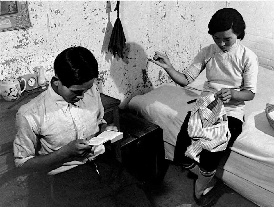 1941年正处在抗战相持的阶段，大量沿海地区的工厂、学校、百姓为躲避战火向西迁移