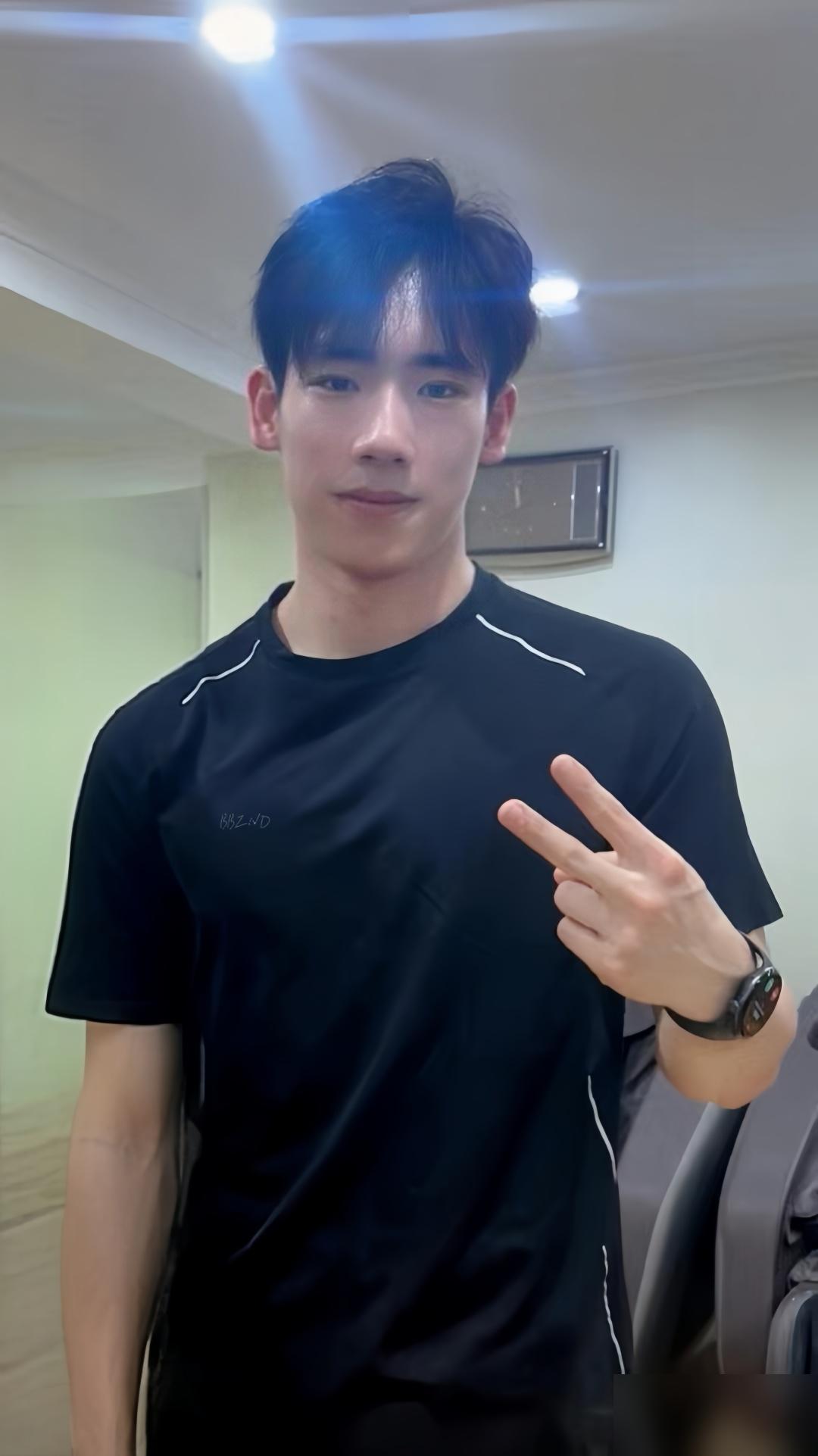 今早坐在工位上第一件事就是还原老公美貌🥰

cr湖南体操队妹妹🍠是小祺吖

