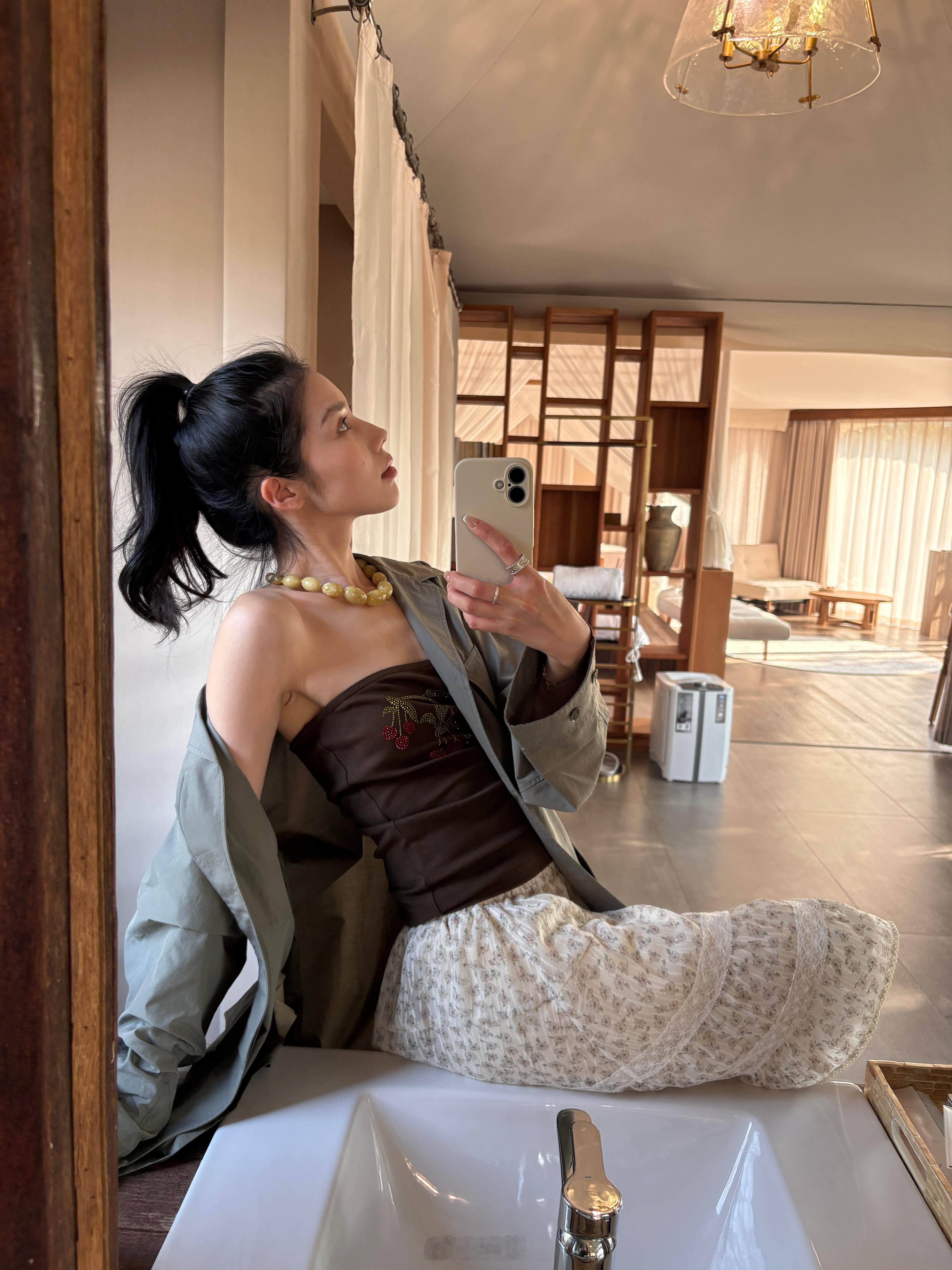 消费升级，好看的小姐姐手机由iPhone 16升级到了iPhone 17 Pro