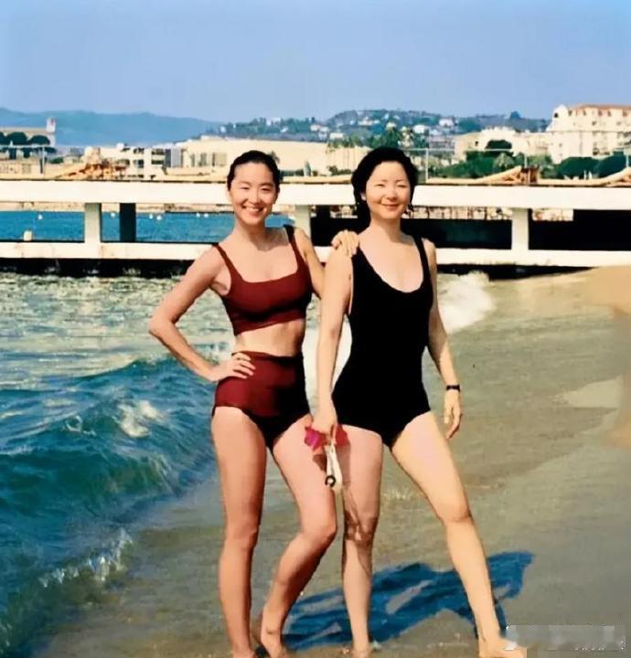 这张老照片是1990年拍的，那时候林青霞36岁，邓丽君37岁。她们在法国的海边一