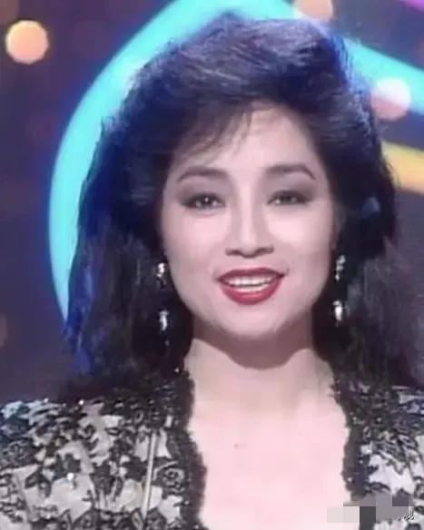1983年，“赌王”何鸿燊给徐小凤颁奖，直勾勾盯着她丰满的身材说:“你挣了这么多