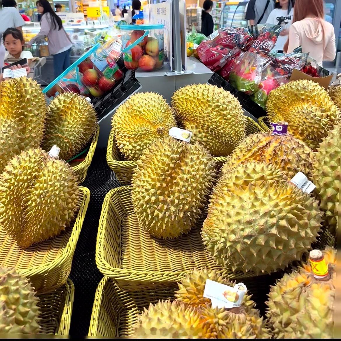 1248吨泰国榴莲到达广州四月是吃榴莲的好时候，听说前几天有艘装满泰国榴莲的大船