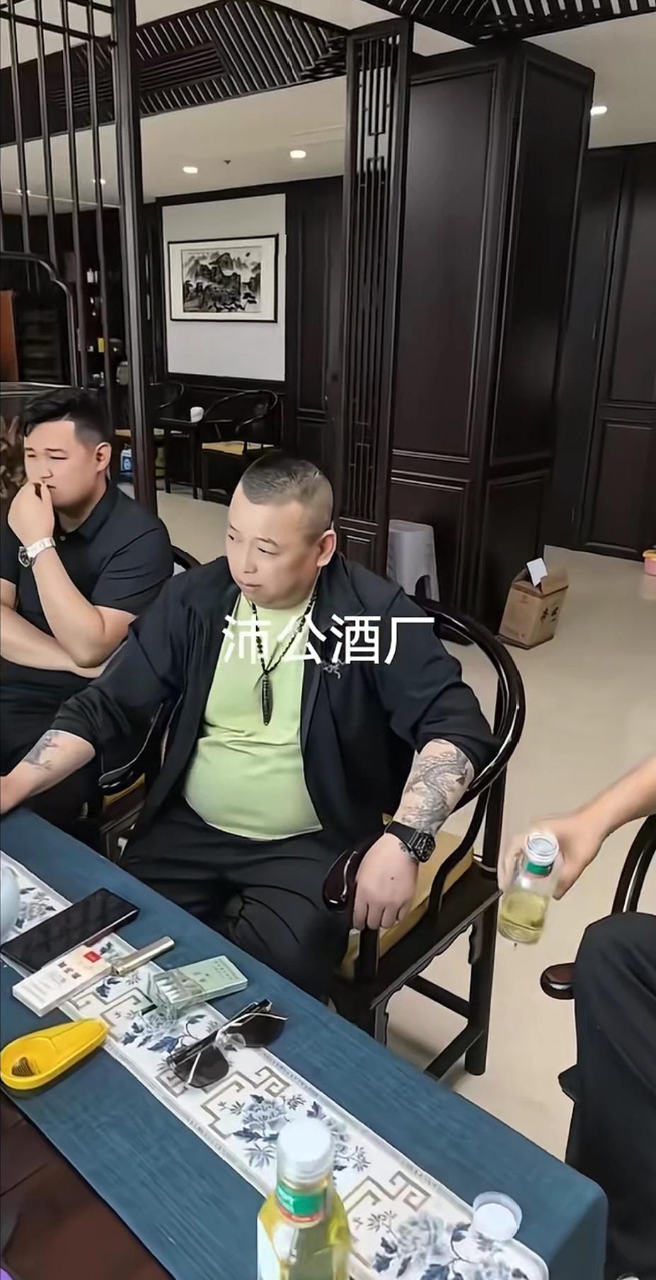 无锡光哥，拽得很，一看就是个不好惹的主。今天他带着两个纹身的兄弟，去到江苏沛县沛
