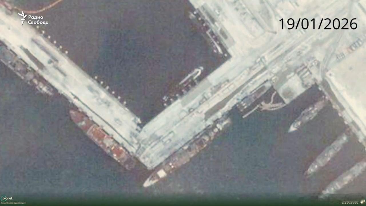 卫星图像显示，新罗西斯克，一个月前，被乌军无人攻击艇击中的大递基洛级潜艇，仍然一