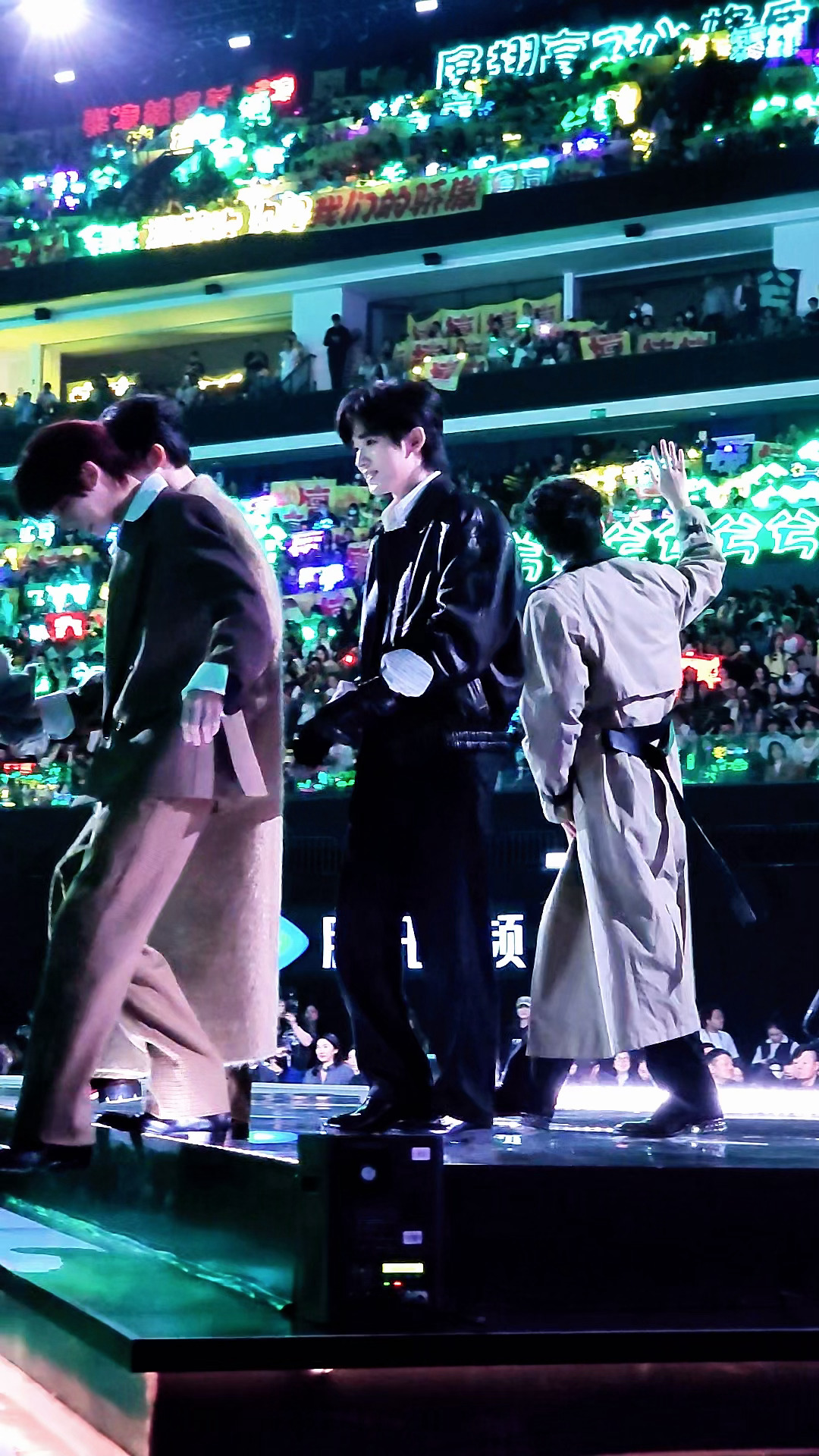乖崽乖崽 捕捉到一个和灯牌打招呼的严浩翔星光大赏内场严浩翔下台前和粉丝打招呼