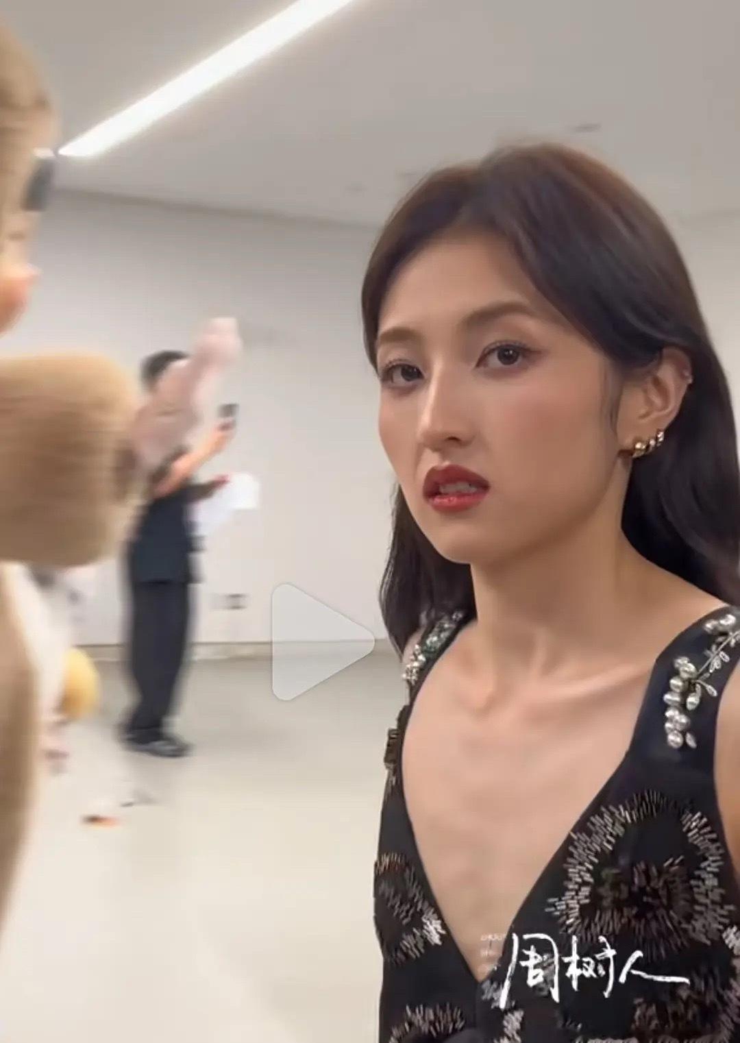张子枫是不是太瘦了，小小年纪看上去一把年纪了 