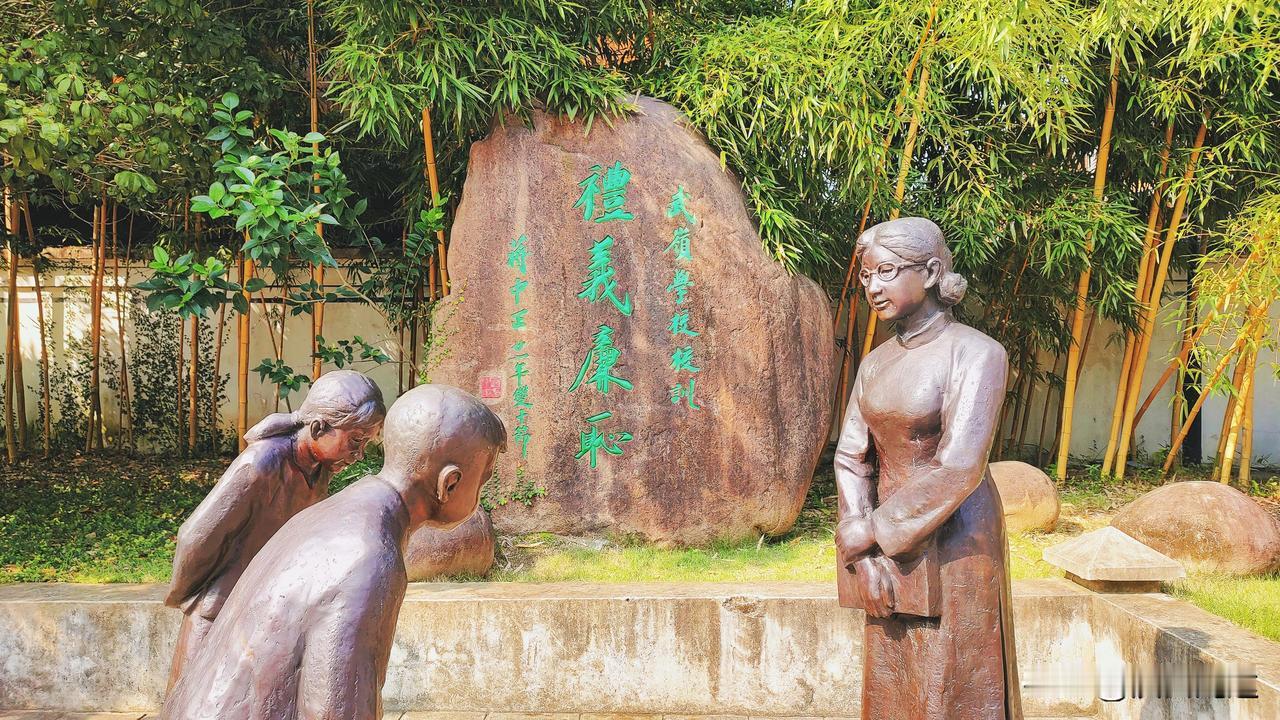 这样的建筑规模，这样的教育模式，在近百年前的国内乡镇学校中绝对可以说是第一流的。