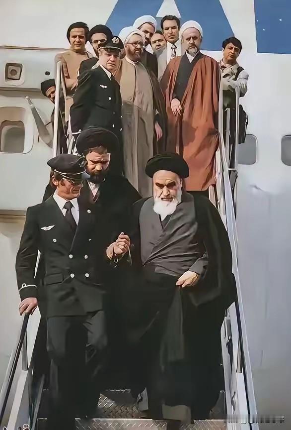 1979年的时候，受到美国保护资助的霍梅尼返回伊朗，推翻了巴列维王朝。
那个时候