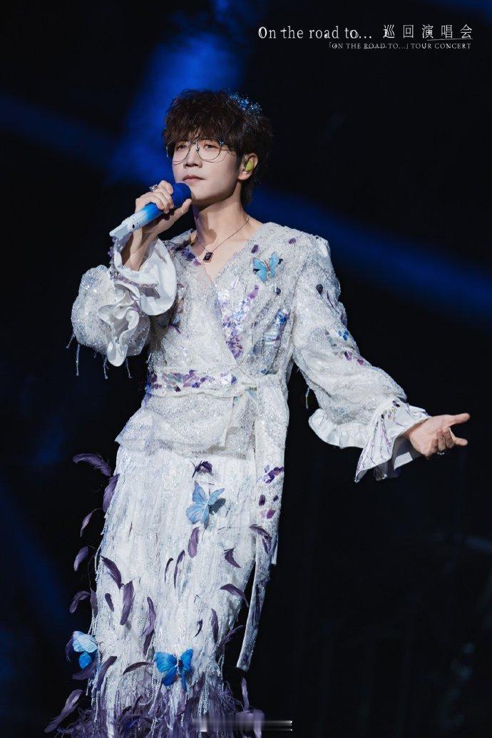 没上过几十年班说不出来王铮亮这话有歌王铮亮别的歌手谈梦想，王铮亮谈发工资，这才是