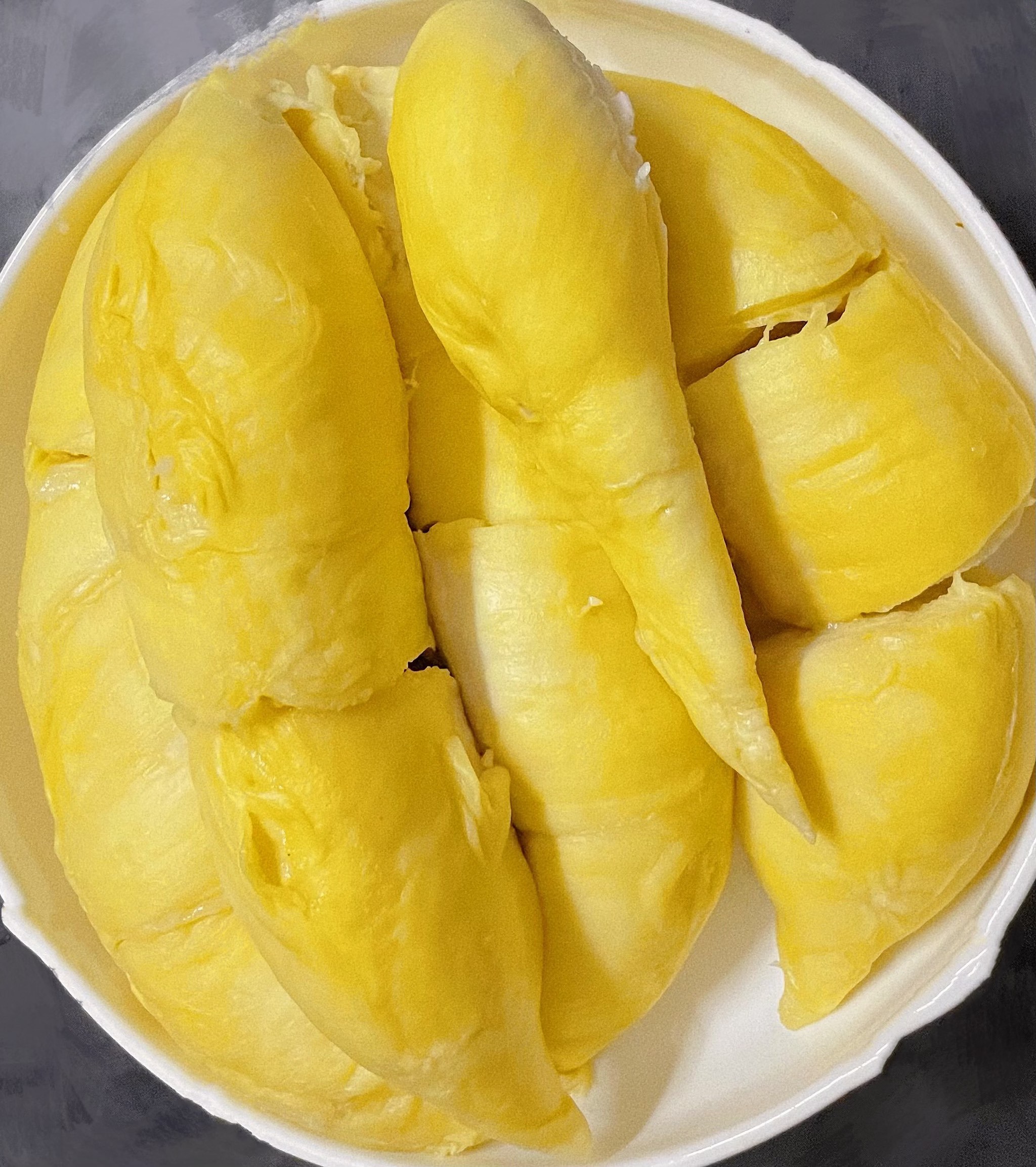 榴莲价格普降两到三成 降吧降吧，再多降一点点我就可以实现榴莲自由了。[酷][酷]
