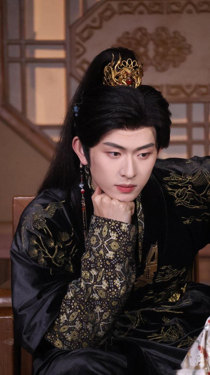 陈添祥你到底穿了多少条秋裤 最大疑问！陈添祥舞蹈直拍中，腰腹鼓出的一大坨超抢镜，