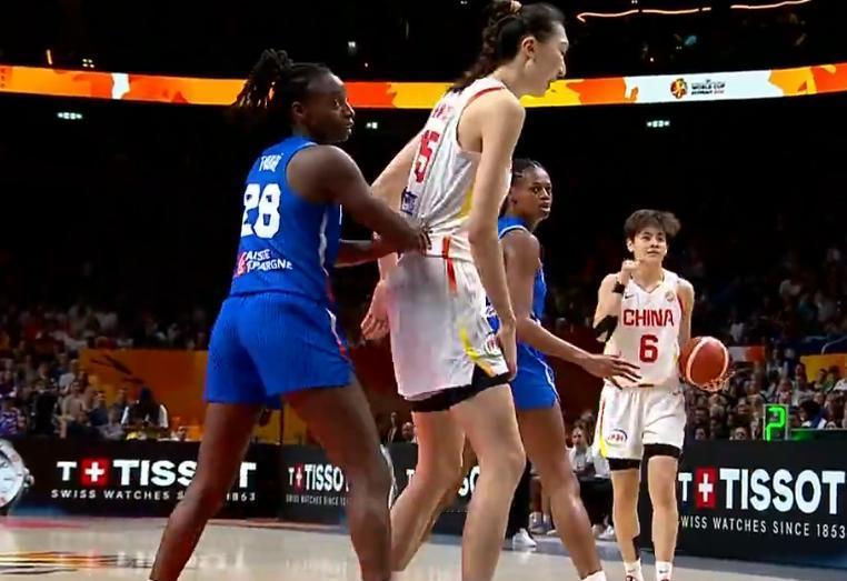 女篮世界杯¼决赛实时战况，韩旭12+6，杨舒予9分，中国女篮替补无人得分半场落后
