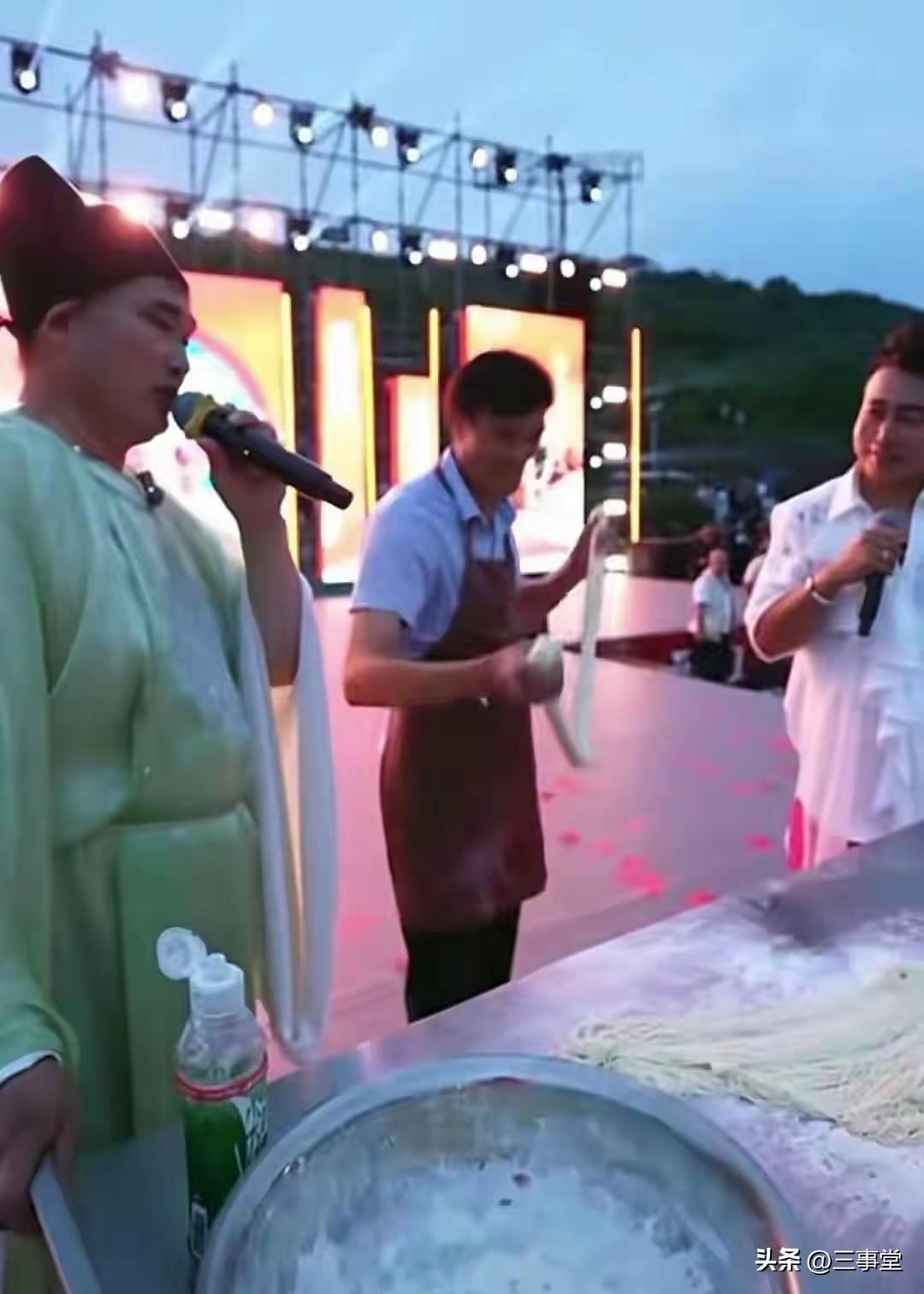 全场没人料到！大衣哥当场拒绝上台拉面，一句话戳透底层人的朴素底线

很多人总把高