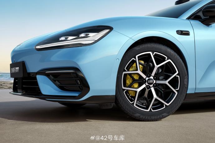 吉利银河定位 C 级纯电的轿车正式官宣，叫做银河 TT。

这个名字吉利采用用户