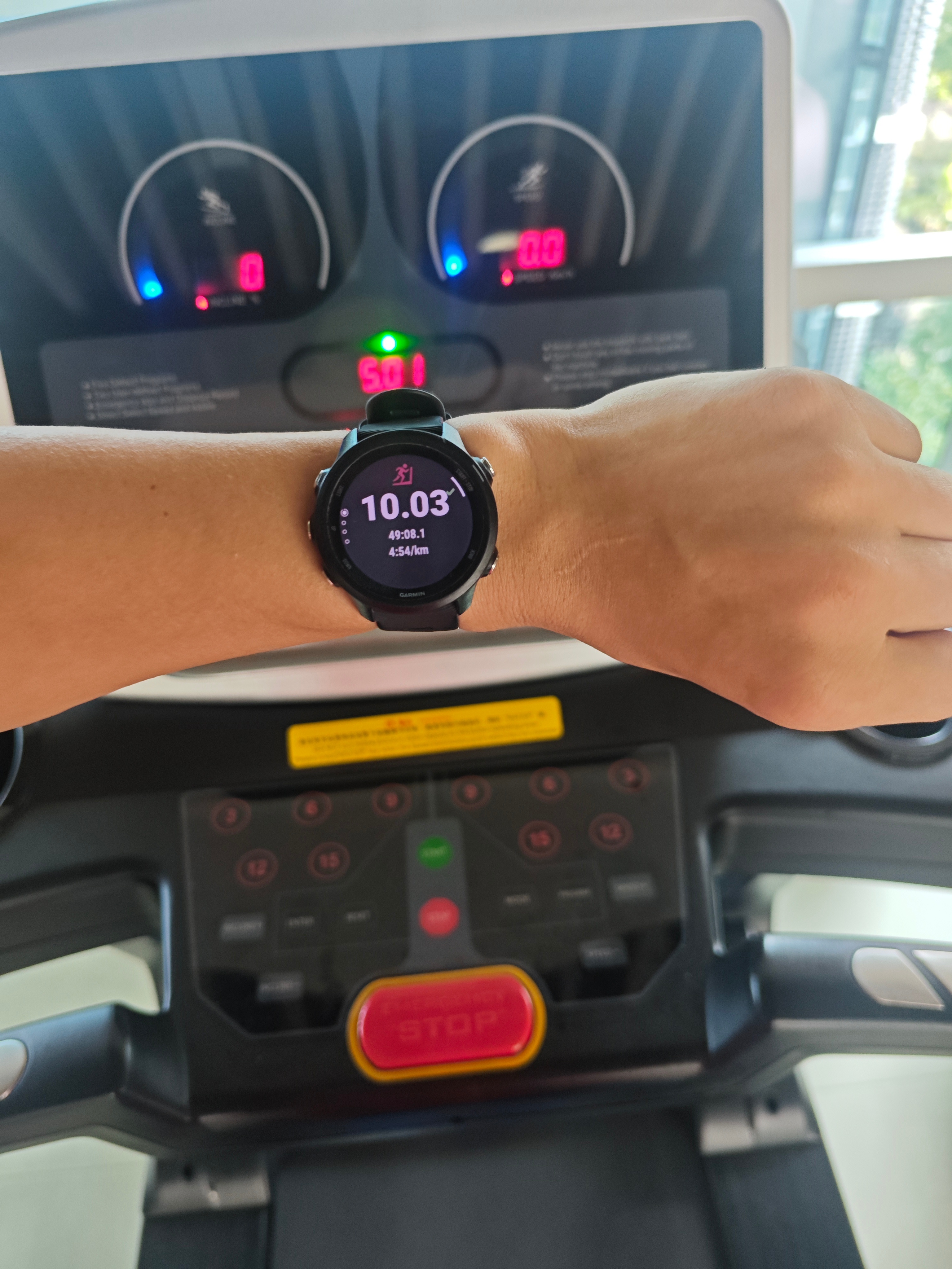 运动跑步日常；跑步10Km，撸铁1小时；早出晚归；再来碗丰富的牛肉面，满意跑步坚