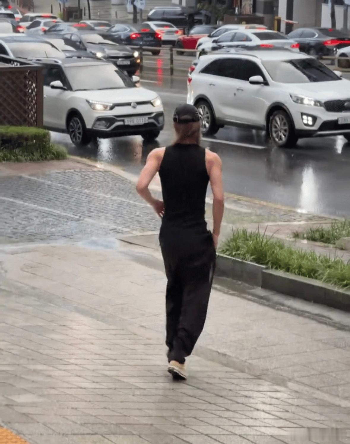 徐明浩大雨都没放弃做皮肤管理 用心维护外形状态，尽情拥抱爱美自由 