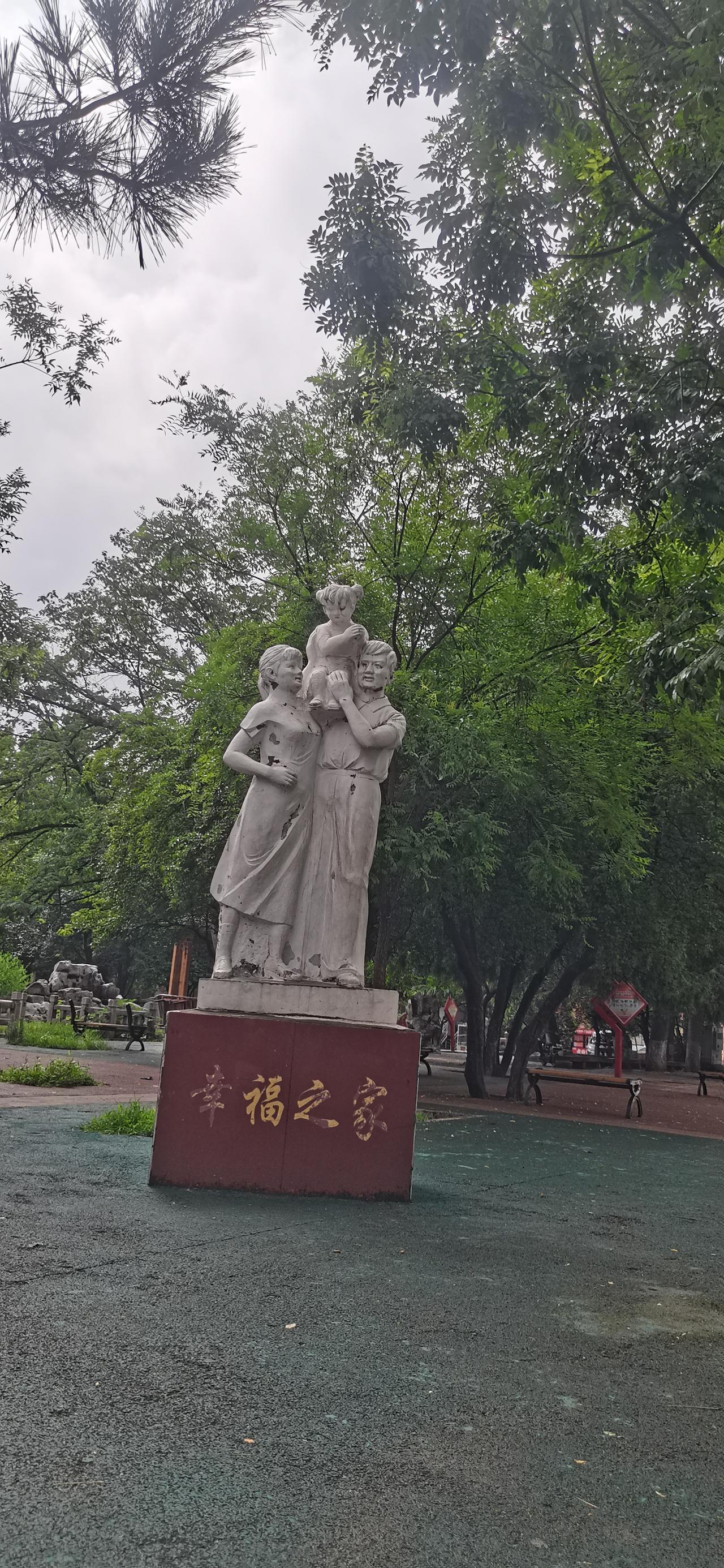 早上乘公交回自己家，偶尔听到邻座一位中年男子在接电话：大意是说他正赶往某某城市去