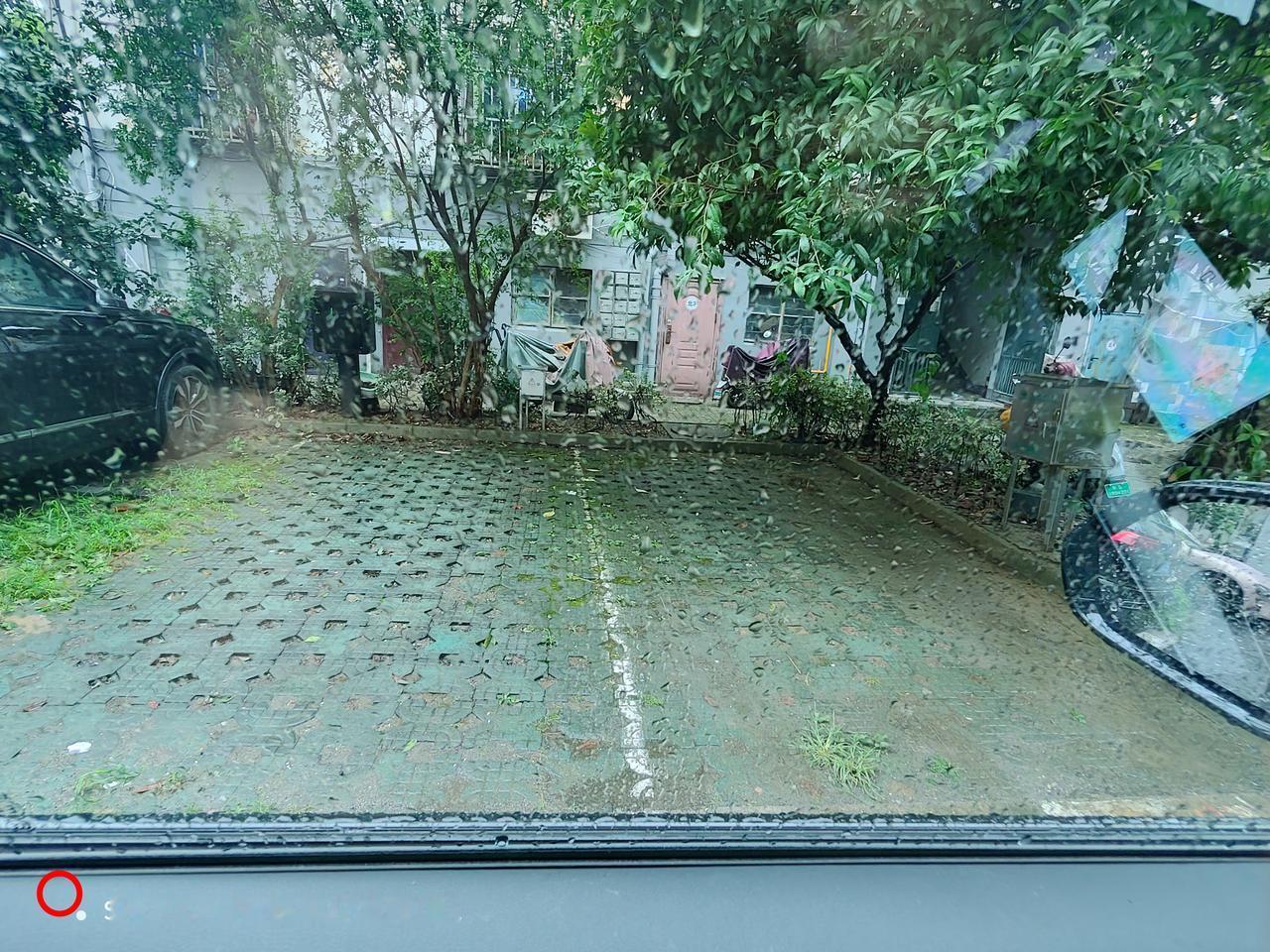 今天出于好奇，在我家的车位上测试一下比亚迪宋的自动泊车功能。
如图1,图二2所示