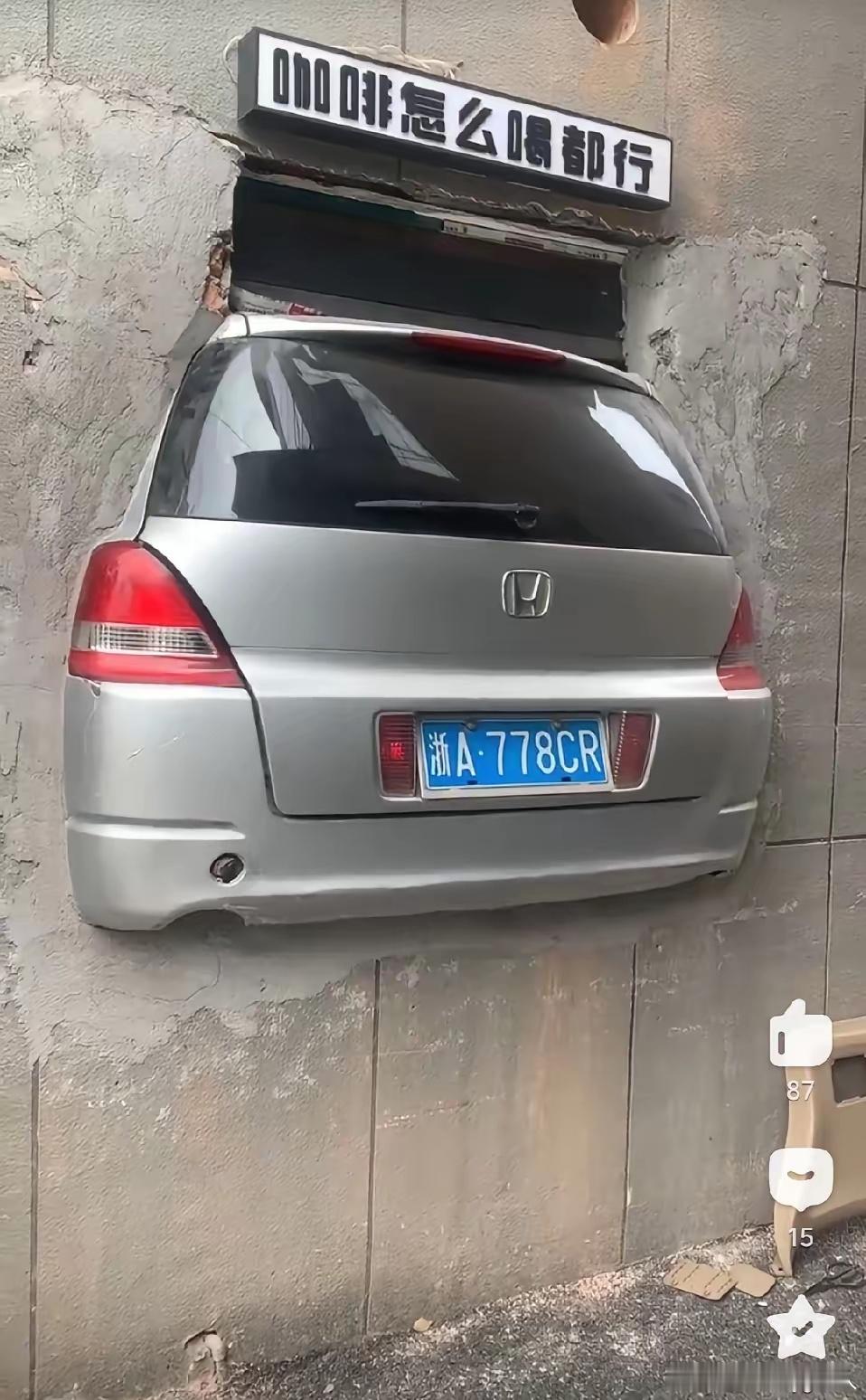 为这个巧思点赞！网友的脑洞果然无穷大！这家路边咖啡店用报废汽车后尾门改造的设计，