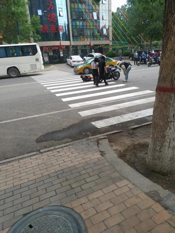 行人闯红灯被撞,责任如何划分? 行人闯红灯被撞，责任划分可没那么简单。一般来说，