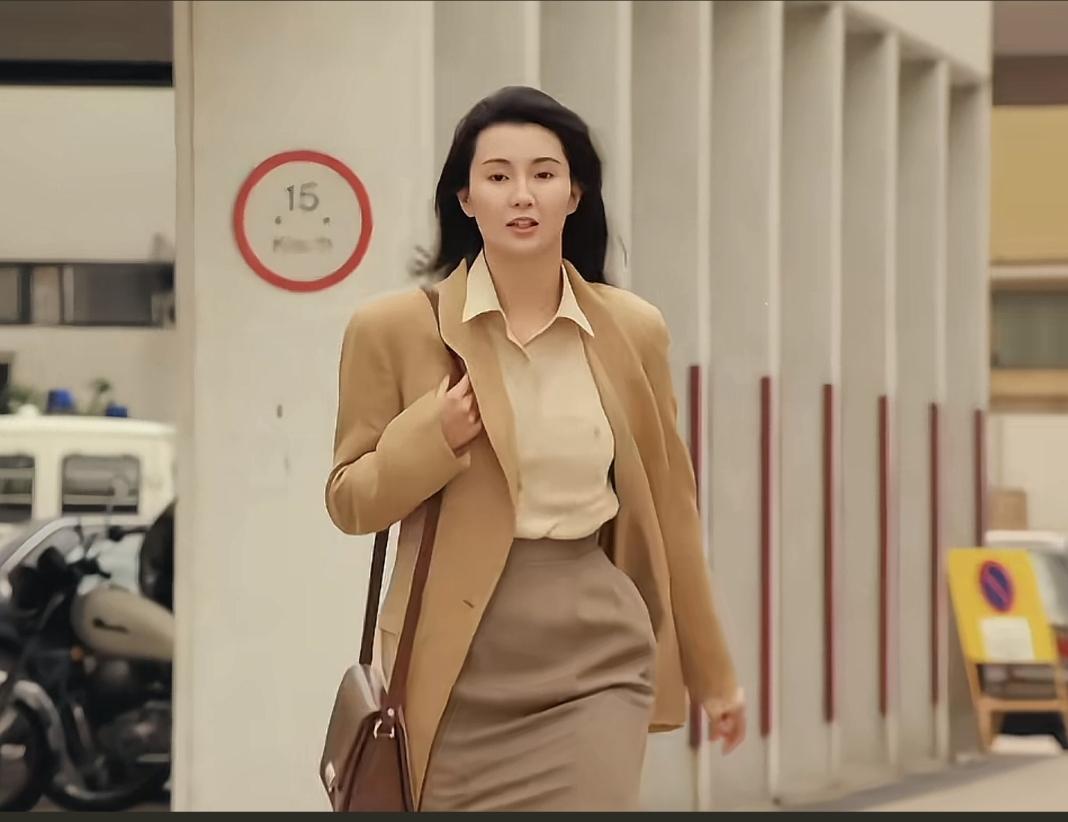 风华正茂时，步步生莲。华语影坛至今都没有超过的女演员。气质依然高贵。还认识她吗？