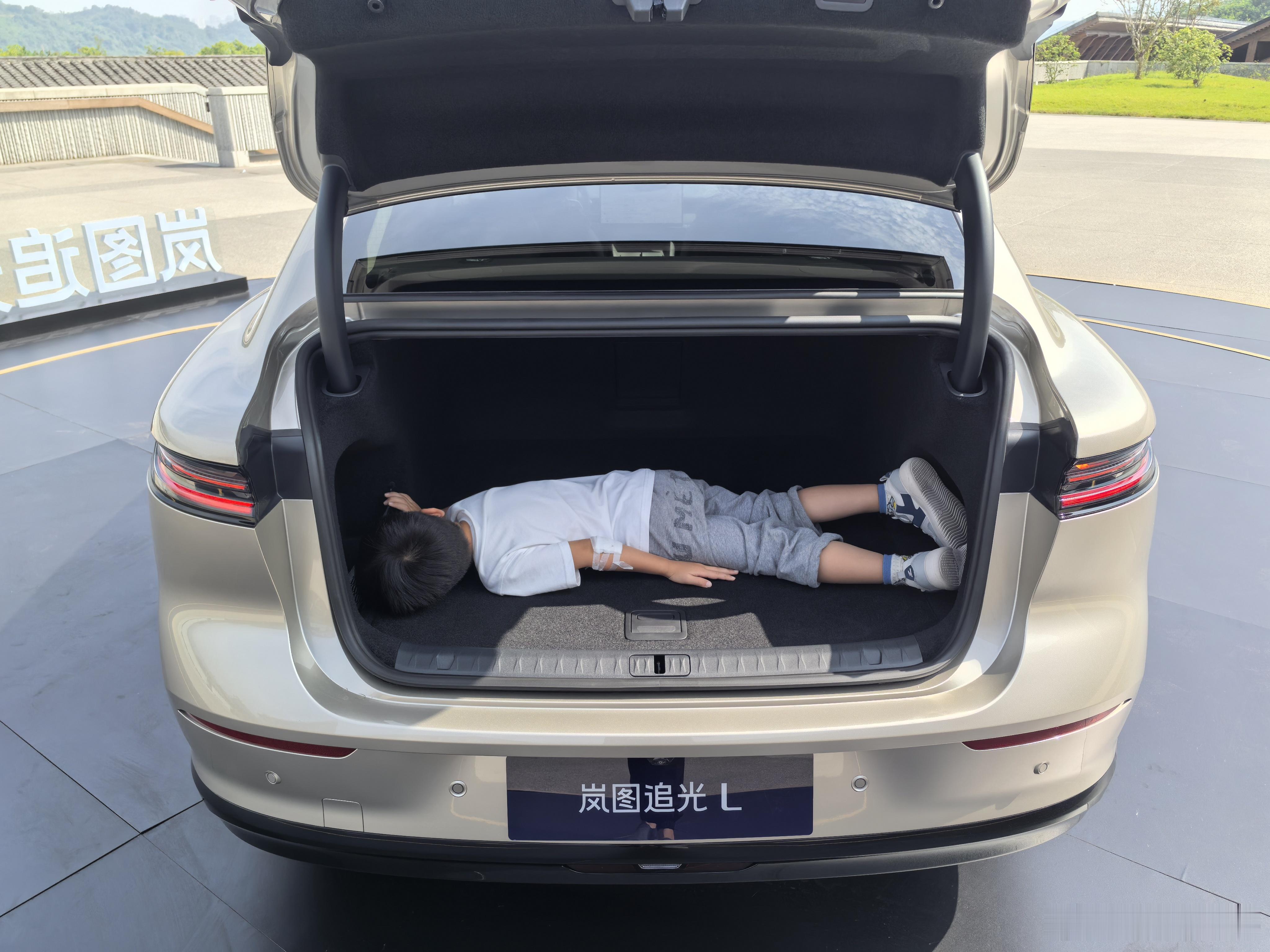 岚图追光L 后备箱宽度妥妥的 ​​​