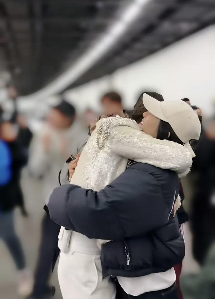 张杰谢娜，太激动了！
4月20日，张杰谢娜夫妇俩登上了热搜，原因是两口子在演出后