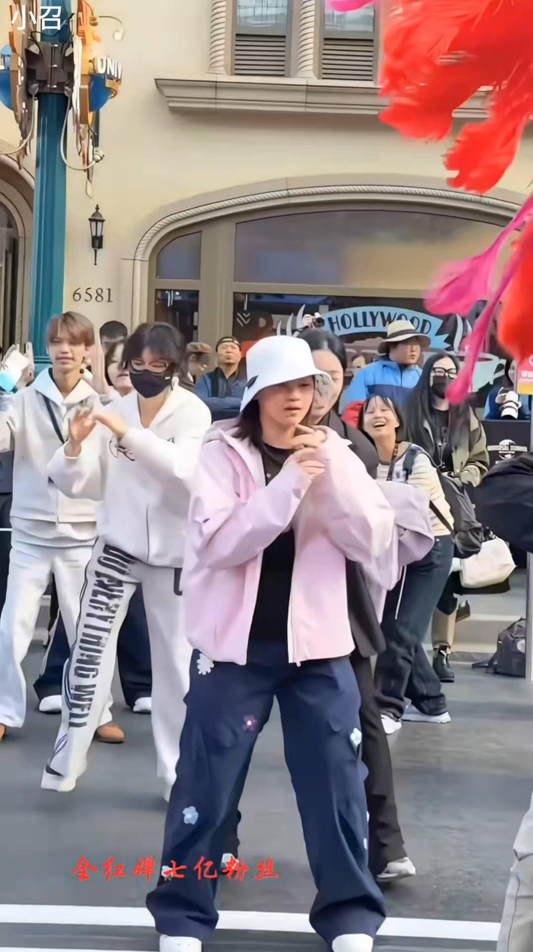 全红蝉七亿粉丝。
全红蝉在北京环球游玩。